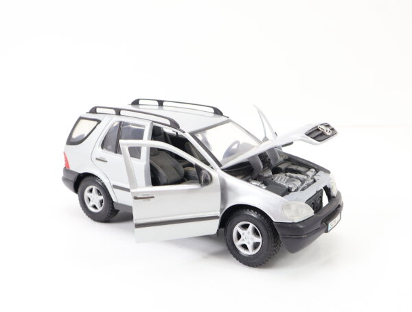 Maisto Modellauto PKW Mercedes-Benz ML 320 silber-metallic / Metall 1:24