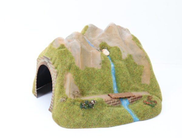 Busch H0 3007 Landschaftsbau Tunnel mit Wasserfall und Brücke