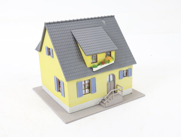 Auhagen H0 Gebäude Einfamilienhaus mit einem Erker und einer Gaube gebaut