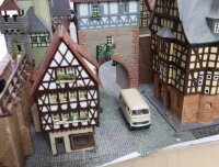Spur H0 Diorama große Altstadt Viertel mit Stadtmauer Figuren Autos / Licht