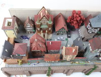 Spur H0 Diorama große Altstadt Viertel mit Stadtmauer Figuren Autos / Licht