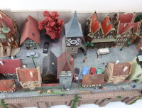 Spur H0 Diorama große Altstadt Viertel mit Stadtmauer Figuren Autos / Licht
