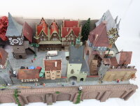 Spur H0 Diorama große Altstadt Viertel mit Stadtmauer Figuren Autos / Licht