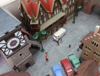 Spur H0 Diorama große Altstadt Viertel mit Stadtmauer Figuren Autos / Licht