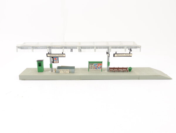 Kibri  H0 Gebäude überdachter Bahnsteig Neu-Ulm mit Bänken Tafel Abgang  /gebaut