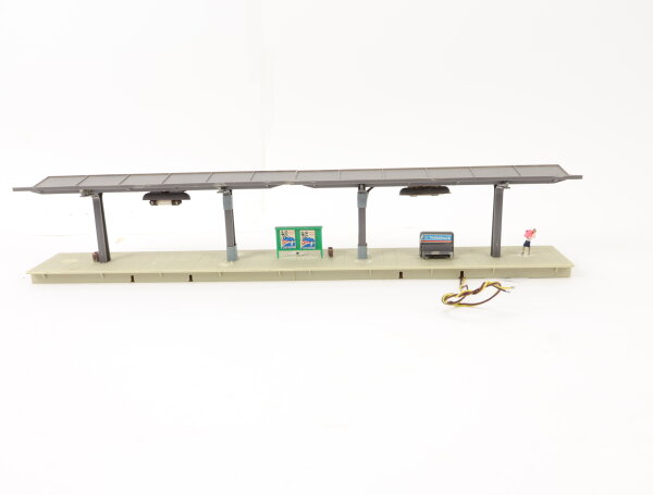 Faller H0 Gebäude Bahnsteig mit Bänken Infotafeln und Figuren / Licht