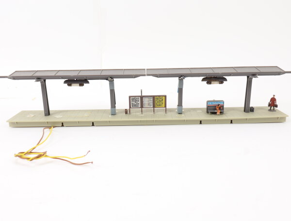 Faller H0 Gebäude Bahnsteig mit Bänken Infotafeln und Figuren / Licht