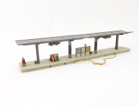 Faller H0 Gebäude Bahnsteig mit Bänken Infotafeln und Figuren / Licht