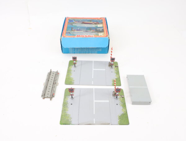 Märklin H0 7592 K Bahnübergang mit Andreaskreuz Halbschranke +Zusatzteil geprüft