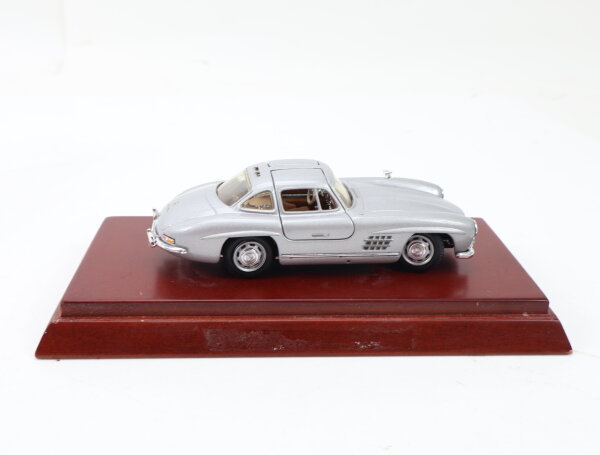Modellfahrzeug Modellauto PKW Mercedes Benz 300 SL Flügeltürer im Display 1:43