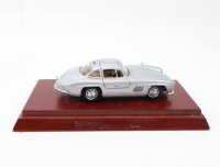Modellfahrzeug Modellauto PKW Mercedes Benz 300 SL Flügeltürer im Display 1:43