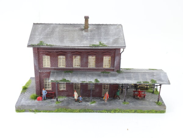 Pola H0 1000 Gebäude Bahnhof "Waldbrunn" mit Figuren patiniert gebaut