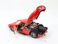 Bburago Modellauto PKW Rennwagen Ferrari 250 Le Mans (1965) 1:24