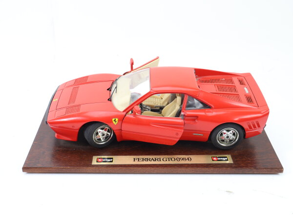 Bburago Modellauto PKW Ferrari GTO (1984) auf Holzsockel 1:18