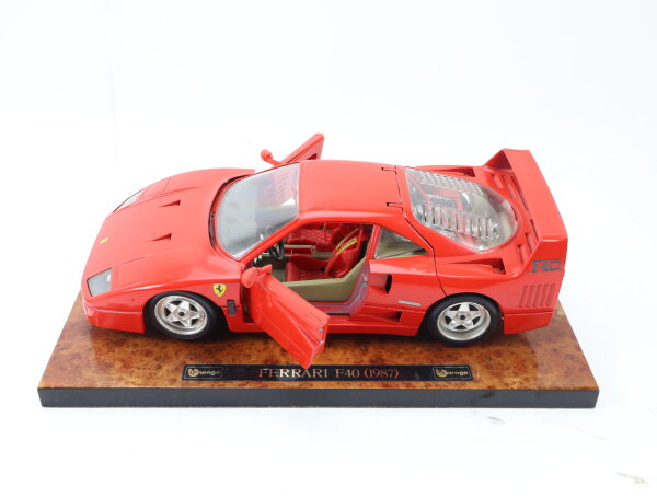 Bburago Modellauto PKW Ferrari F40 rot  (1987) auf Holzsockel 1:18