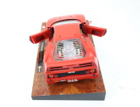 Bburago Modellauto PKW Ferrari F40 rot  (1987) auf Holzsockel 1:18