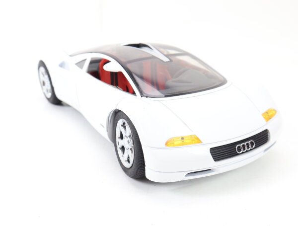 Revell Modellauto PKW Audi Avus weiss / 1:18