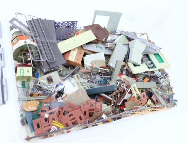 Spur H0 Gebäudeteile Modellbaureste Kleinteile Spritzlinge etc. Konvolut