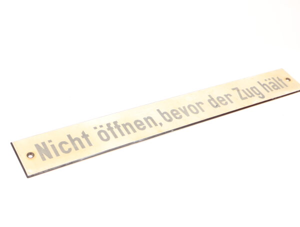 Bahnschild - Nicht öffnen, bevor der Zug hält - Kunststoffschild 42x5 cm