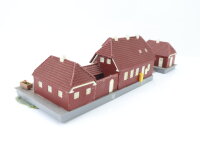 Heljan H0 1750 Gebäude Bahnhof mit Bahnsteig und Nebengebäude