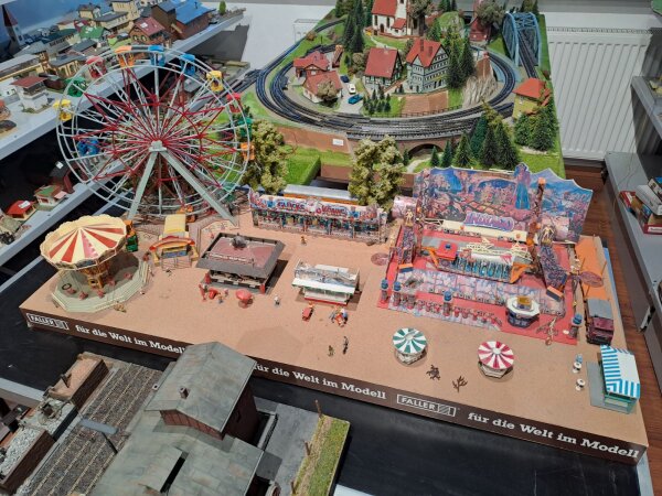 Faller H0 Diorama Kirmes Jahrmarkt mit Riesenrad, Karussell und Schiffsschaukel