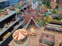 Faller H0 Diorama Kirmes Jahrmarkt mit Riesenrad, Karussell und Schiffsschaukel