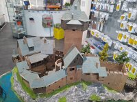 Kibri H0 Diorama Landschaft Burg "Falkenstein" mit Brücke, kleinem See u. Parade