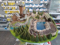 Kibri H0 Diorama Landschaft Burg "Falkenstein" mit Brücke, kleinem See u. Parade