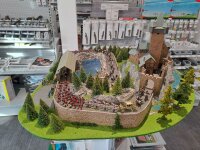 Kibri H0 Diorama Landschaft Burg "Falkenstein" mit Brücke, kleinem See u. Parade