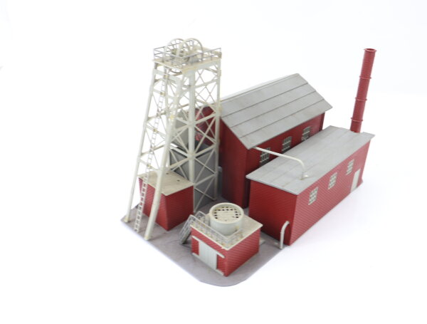 Spur H0 Gebäude Holzlager Halle mit Holzbearbeitung Figuren  Ausschmückung Licht