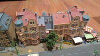 Spur H0 Diorama Wohngegend Wohnhäuser Altstadt m. Straße für die Modelleisenbahn