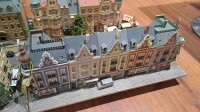 Spur H0 Diorama Wohngegend Wohnhäuser Altstadt m. Straße für die Modelleisenbahn