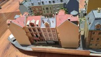 Spur H0 Diorama Wohngegend Wohnhäuser Altstadt m. Straße für die Modelleisenbahn