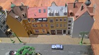 Spur H0 Diorama Wohngegend Wohnhäuser Altstadt m. Straße für die Modelleisenbahn