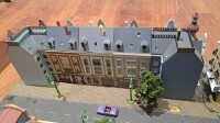 Spur H0 Diorama Wohngegend Wohnhäuser Altstadt m. Straße für die Modelleisenbahn