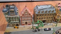Spur H0 Diorama Wohngegend Wohnhäuser Altstadt m. Straße für die Modelleisenbahn