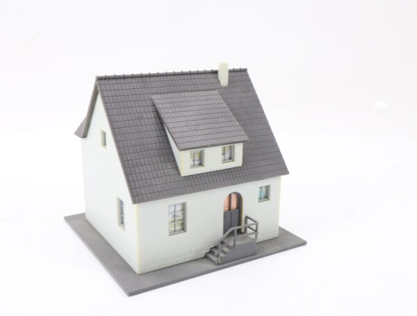 Spur H0 Gebäude schlichtes Einfamilienhaus Siedlungshaus gebaut