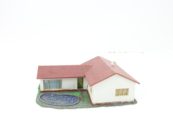 Spur H0 Gebäude Wohnhaus Bungalow mit Satteldach und Gartenteich gebaut