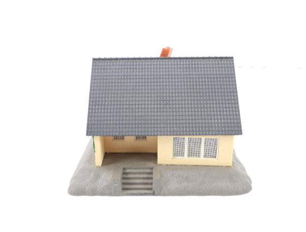 Spur H0 Gebäude Einfamilienhaus auf Anhöhe / gebaut