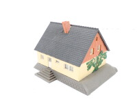 Spur H0 Gebäude Einfamilienhaus auf Anhöhe /...