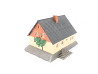 Spur H0 Gebäude Einfamilienhaus auf Anhöhe / gebaut