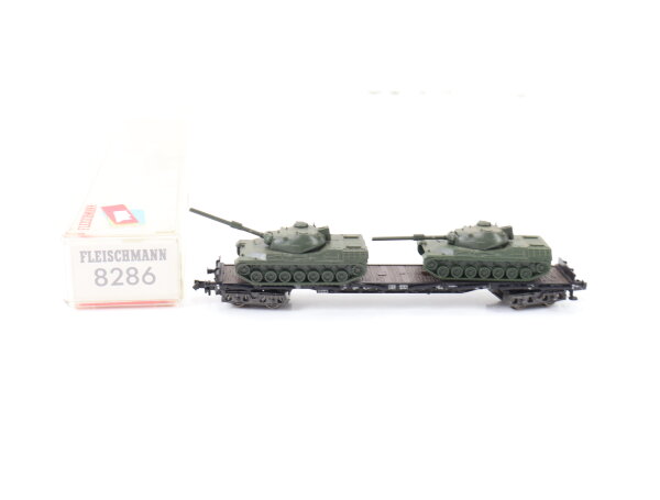 Fleischmann N 8286 Güterwagen Flachwagen Schwenkrungen + 2 Panzer 052-9 DB / OVP
