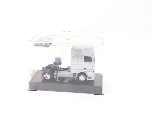 AWM H0 Modellauto LKW Zugmaschine DAF XF Silber-metallic  1:87 in Vitrine