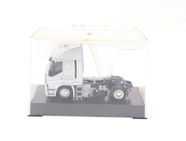AWM H0 Modellauto LKW Zugmaschine DAF XF Silber-metallic  1:87 in Vitrine