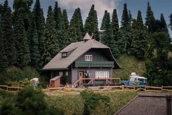 Faller H0 130010  Jubiläumsmodell Schwarzwaldhaus mit Figur