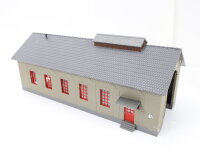 Piko H0 61823 Lokschuppen "Neustadt" Farbvariante Grau/Rot