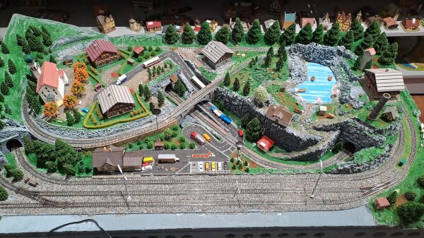 Spur N Geländebau Landschaftsbau Fertiggelände mit Gleisen und Trafo/Fahrregler