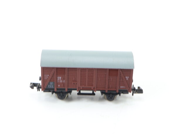 Spur N gedeckter Güterwagen braun/grau