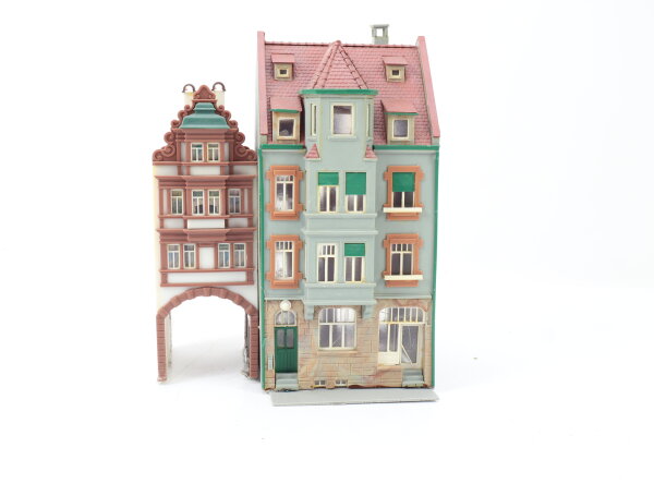 Spur H0 Gebäude Stadthaus mit Erker, Ziegeldach und Torbogen