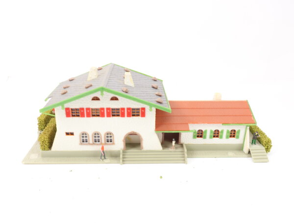 Faller H0 10801 Gebäude Bahnhof "Bergheim" mit Figuren